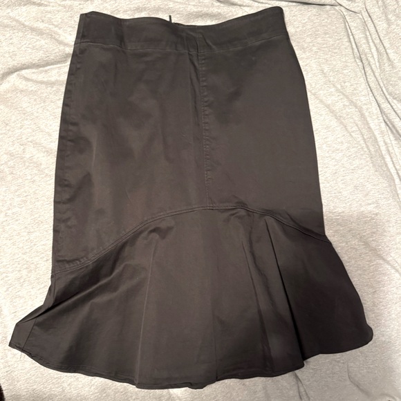 Ellen Tracy Black Trumpet-Hem Midi Skirt | Size 6 - Picture 1 of 3